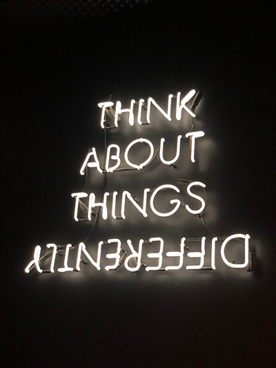 Skylt med texten "think about things diffrently".